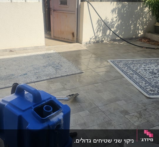 שטיחים על רצפה עם ציוד ניקוי כחול